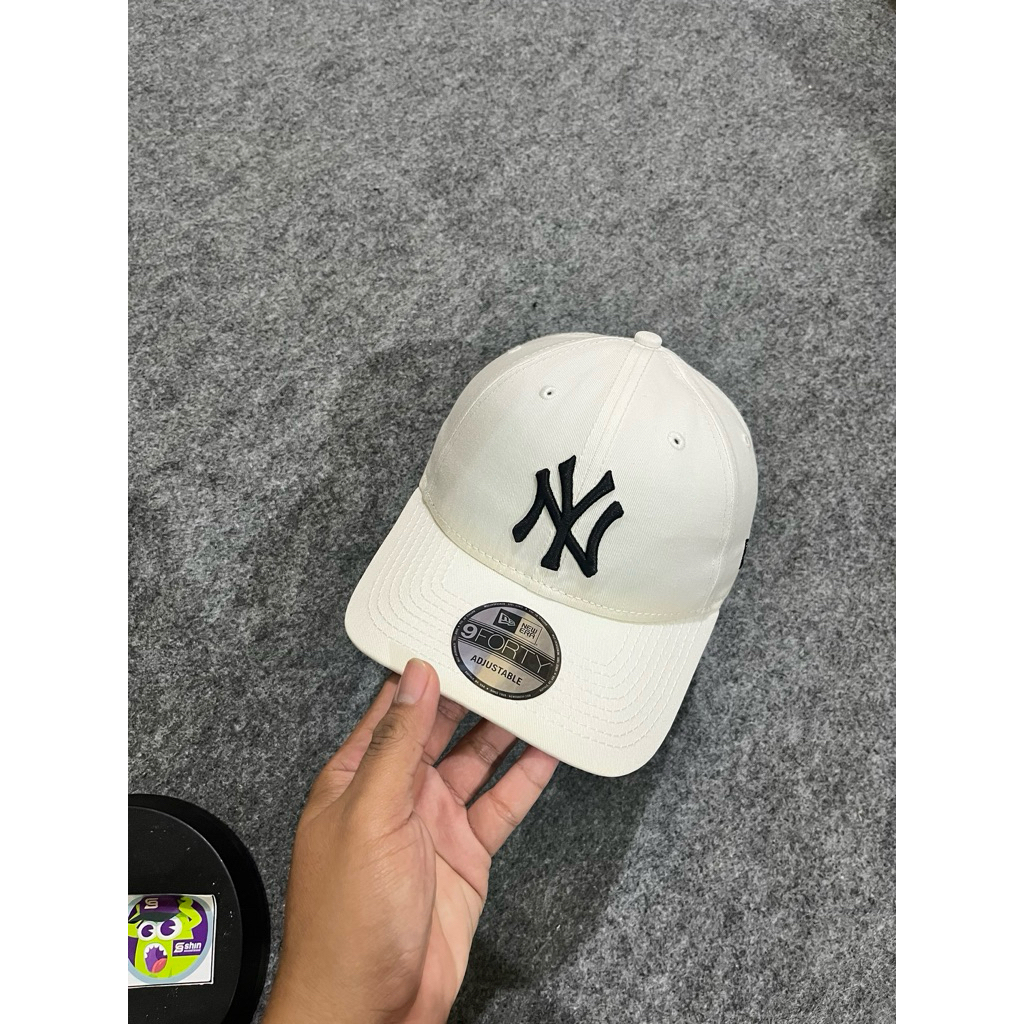 topi NE NY PUTIH