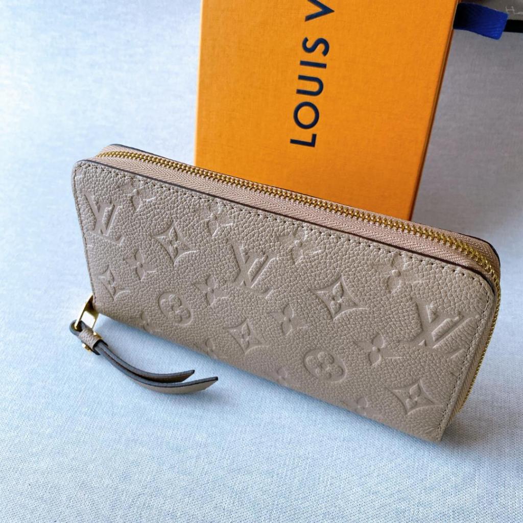 Preloved dari Prancis – Dompet LV Louis Vuitton Zippy Monogram ini hadir dalam warna cokelat susu de