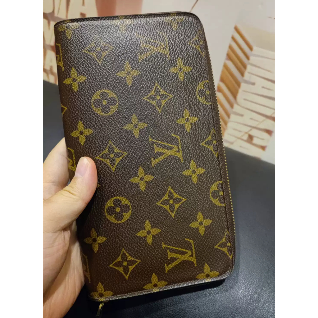 Preloved dari Prancis – Dompet LV Louis Vuitton Zippy Organizer ini hadir dalam kulit cokelat monogr