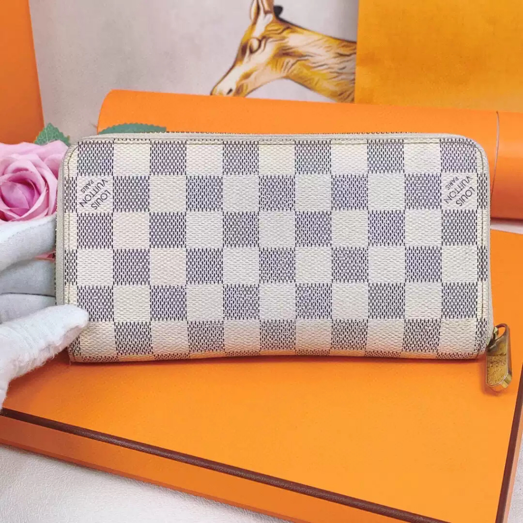 Preloved dari Prancis – Dompet LV Louis Vuitton Zippy ini hadir dalam motif Damier putih yang elegan