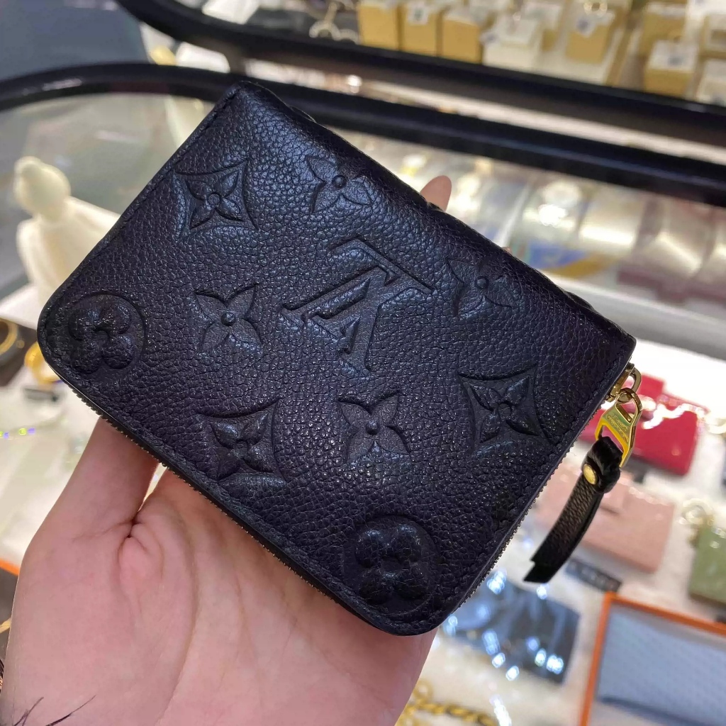 Preloved dari Prancis – Dompet LV Louis Vuitton Zippy coin purse ini hadir dalam kulit sapi bertekst