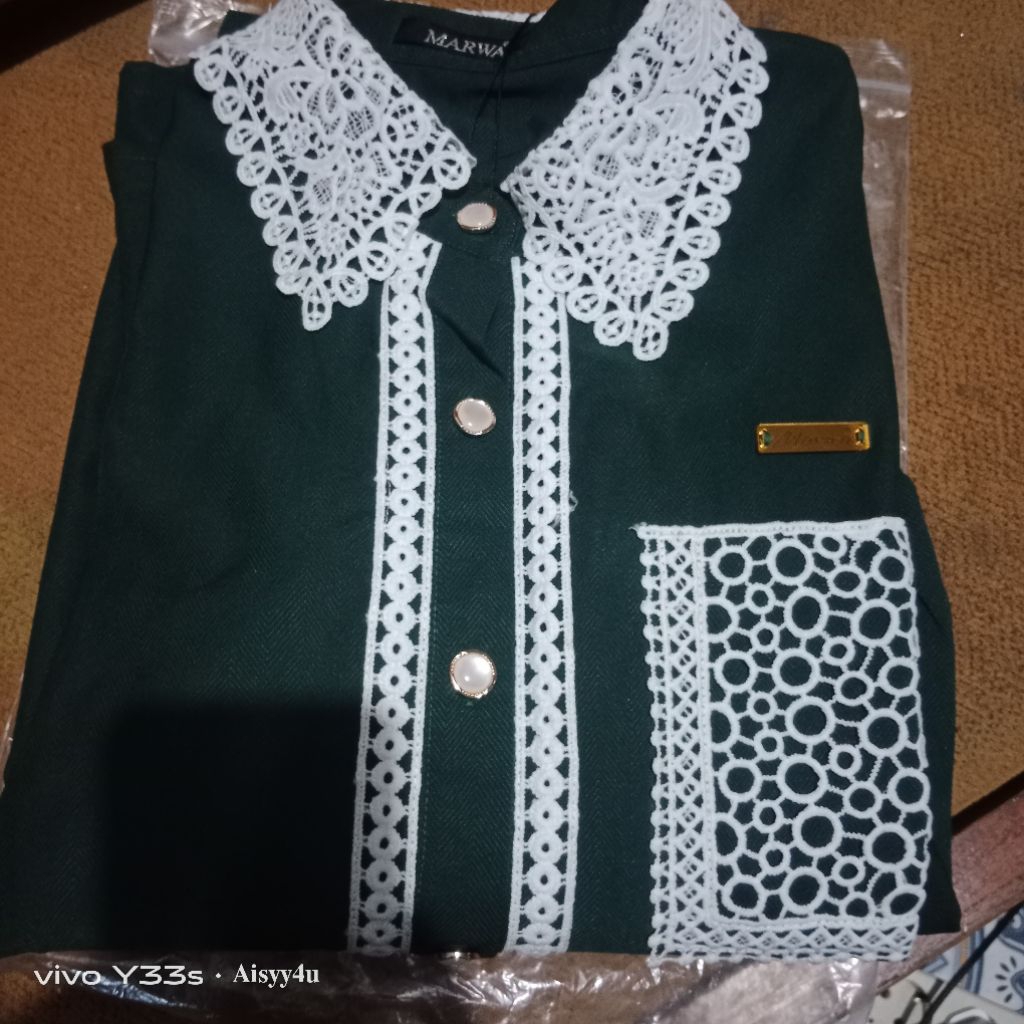 Gamis kerah renda