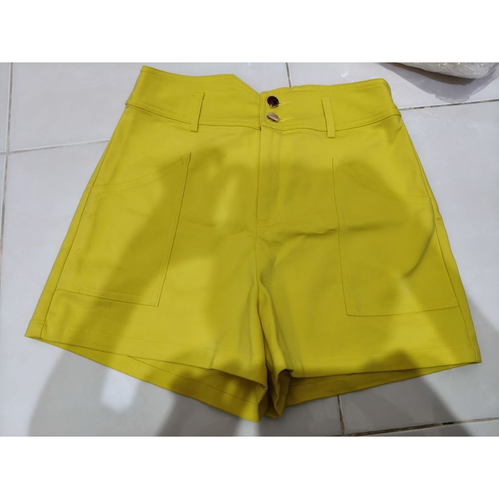 celana pendek moscato kuning