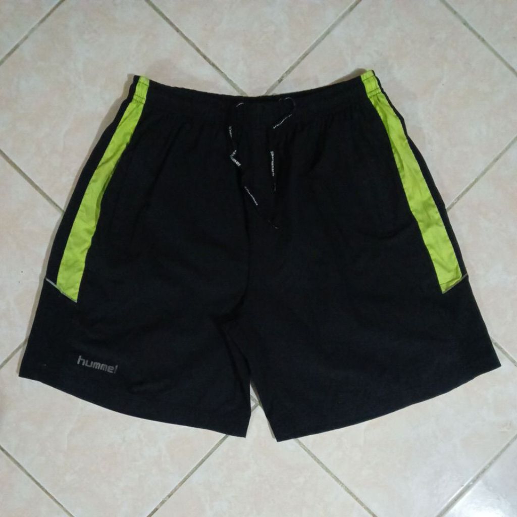 celana pendek olahraga Hummel
