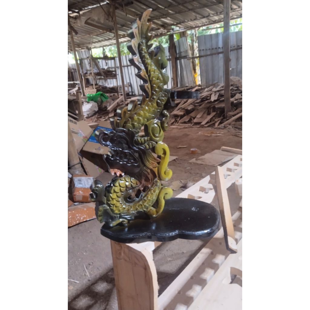 Tiang Jagrak Keris Ukir Naga Sungging Hitam Emas