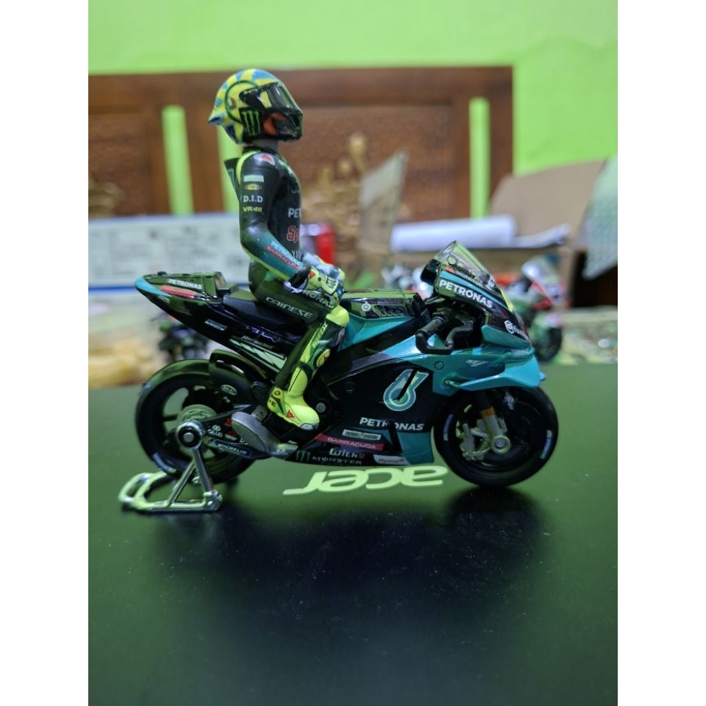 Miniatur figur rossi petronas 2021 skala 1:18