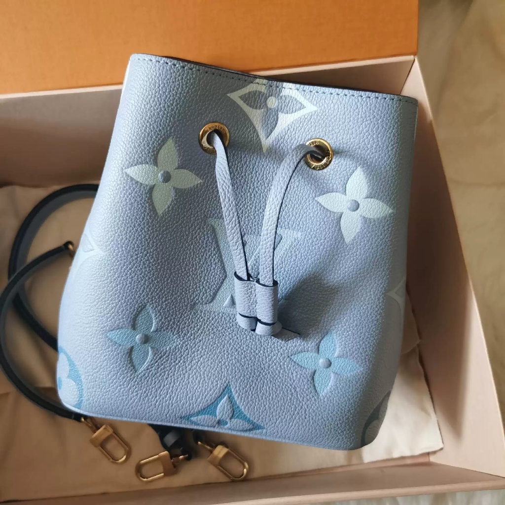 Tas bucket Louis Vuitton Noé BB / PM model M45716, tas LV dengan gradasi warna biru. Tas ini dapat d