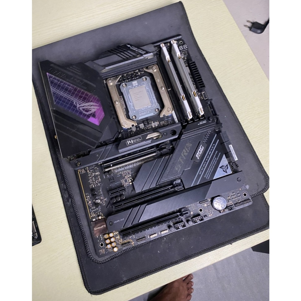 ASUS ROG STRIX Z690-E GAMING WIFI FULLSET + HYPER M.2 NVME