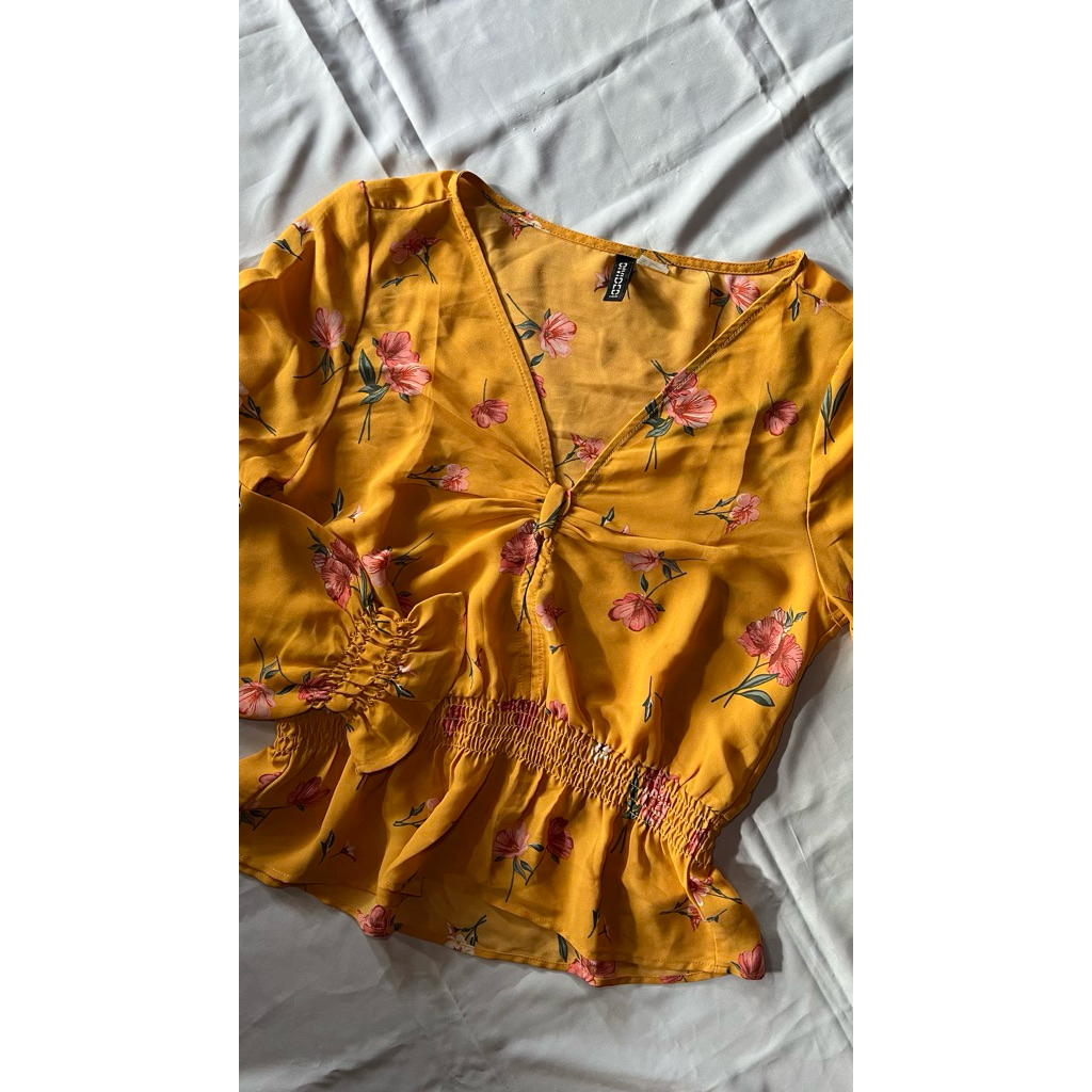 H&M Divided Floral Peplum Blouse - Atasan Wanita Motif Bunga Kuning