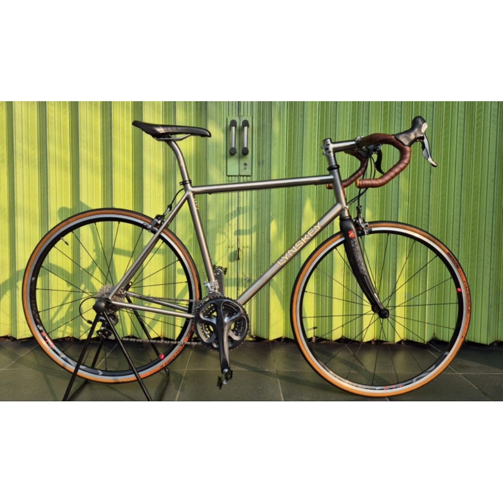 Sepeda Roadbike LYNSKEY TITANIUM USA 700" Groupset Shimano Ultegra 3x10 Speed U-Brake Second Mulus L
