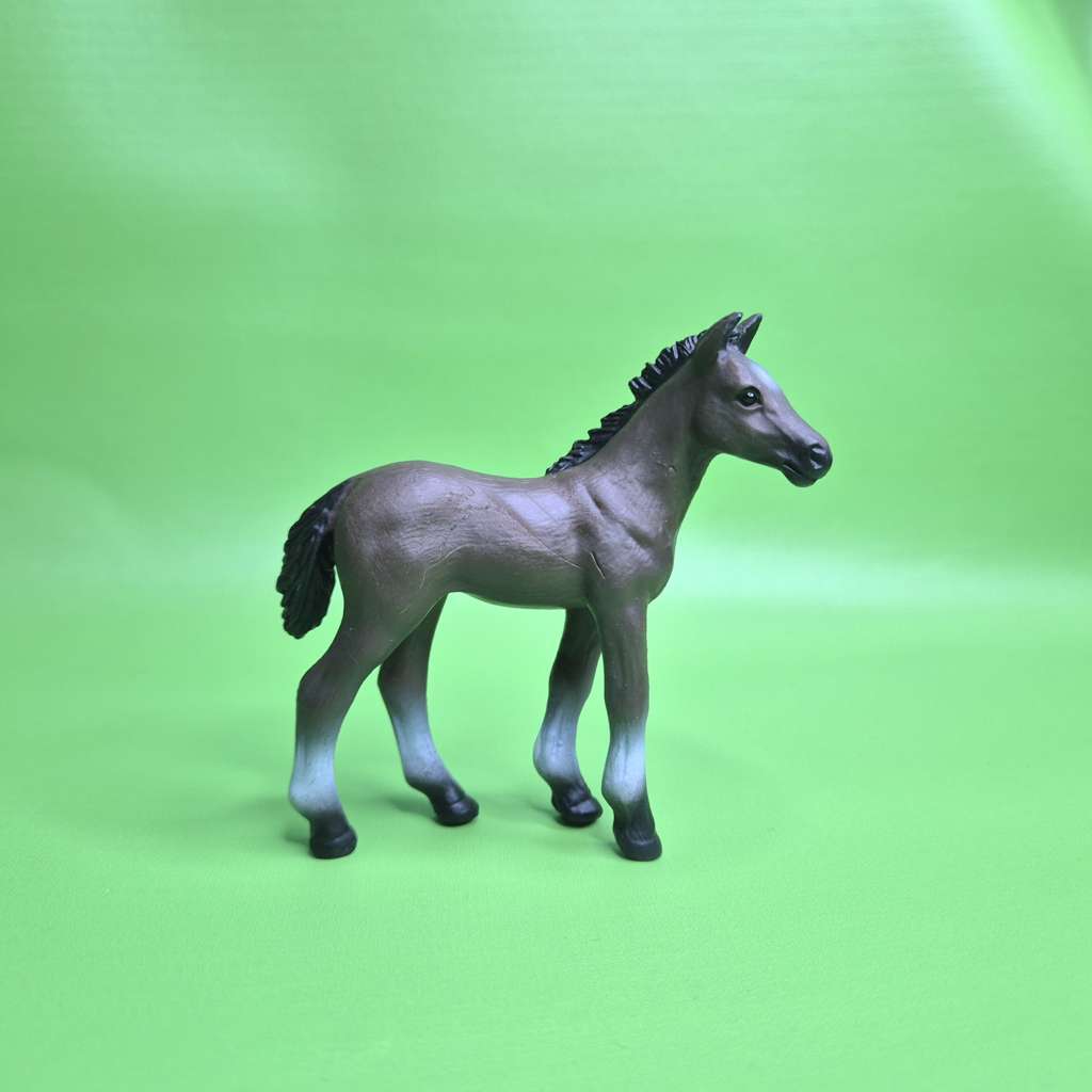 Figure anak kuda horse cub coklat tua posisi berdiri PVC Miniatur diorama Figure detail rapi