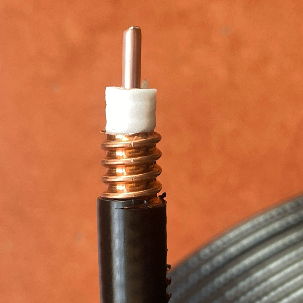 Coaxial RF Kabel Heliax 4/8" Sebesar FSJ4 (1/2 Inchi) Merk ZTT  HRCAY-50-9 Impedansi 50 Ohm Kondisi 