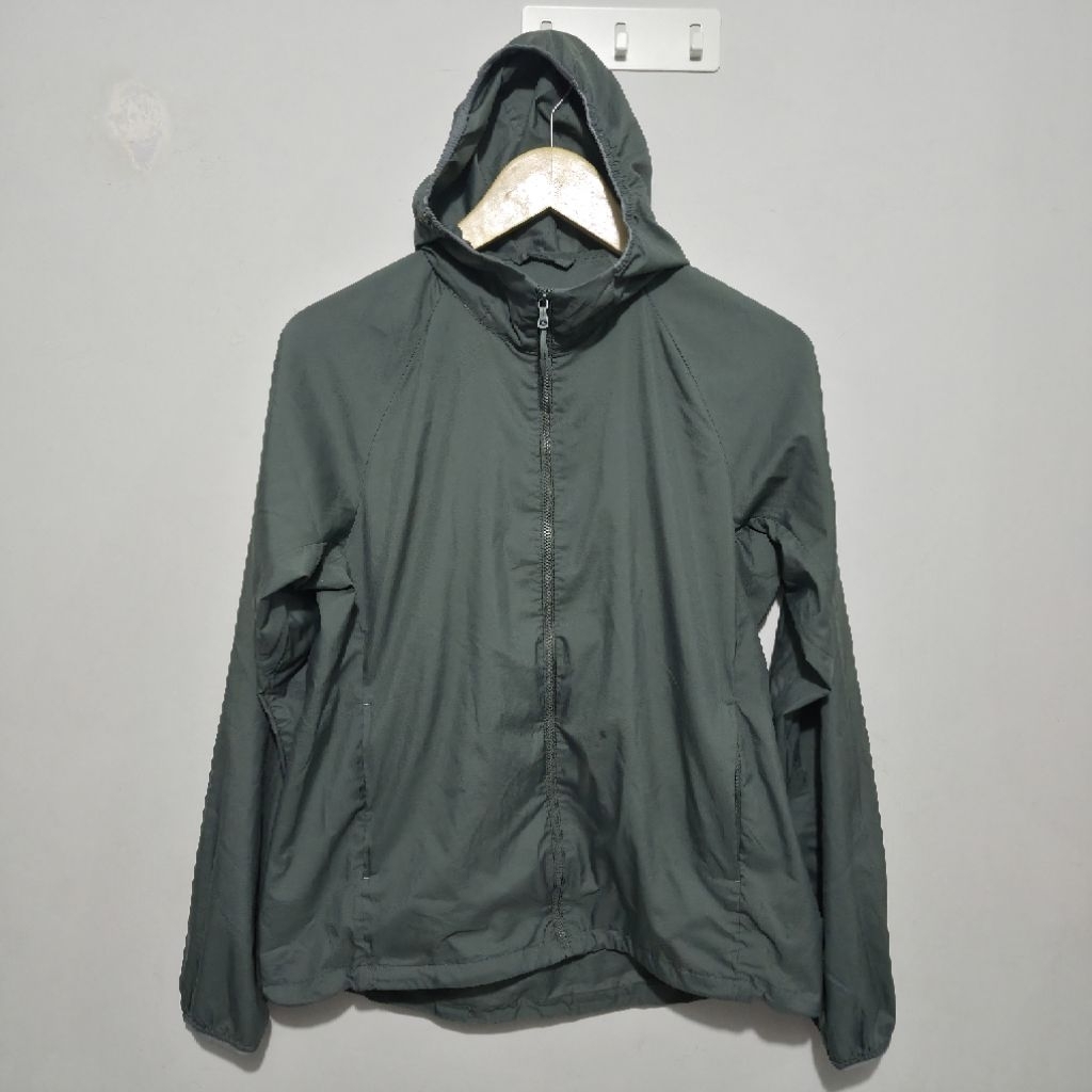 Uniqlo UV Protection Sinar UV Olive Green Parka Jacket (Water Reppelent)