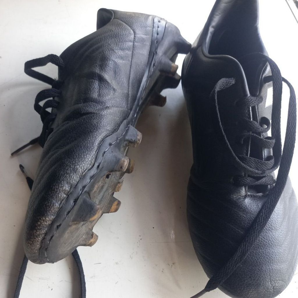 sepatu bola second size 40