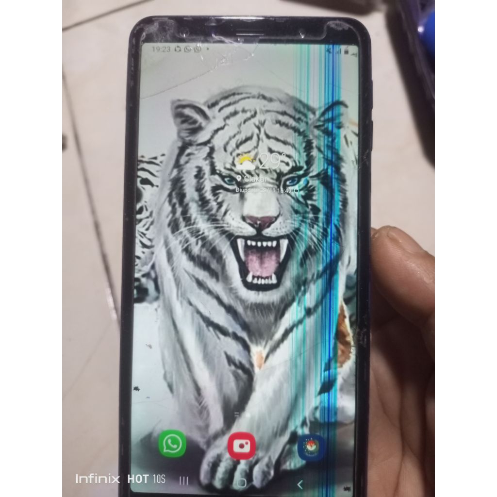 lcd Samsung a7 2018 copotan kualitas original minus seperti di Poto tc retak sama kadang bisa di sen