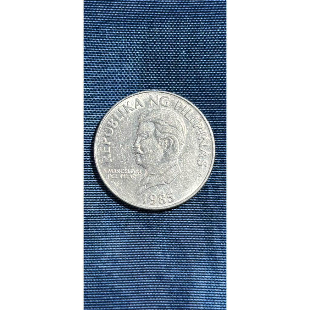 Ini adalah koin 1 Peso dari Filipina yang dicetak pada tahun 1979.Bagian depan menampilkan lambang F