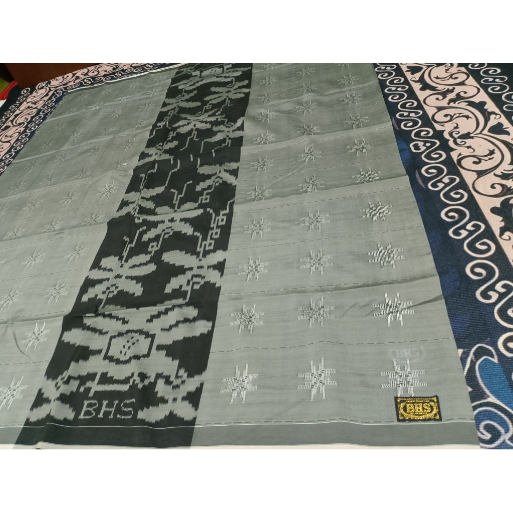 sarung BHS second Type CCT TUMPAL KEMBANG FULL SUTRA WARNA ABU Bunglon(lihat Deskripsi)