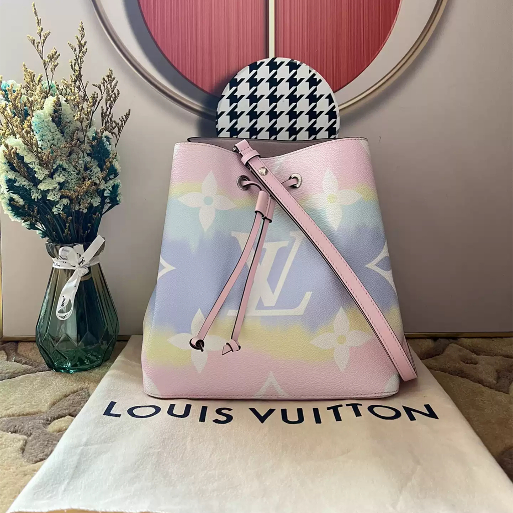 Tas Louis Vuitton Noé Medium M45124, tas bucket edisi musim panas dengan efek gradasi warna pelangi.