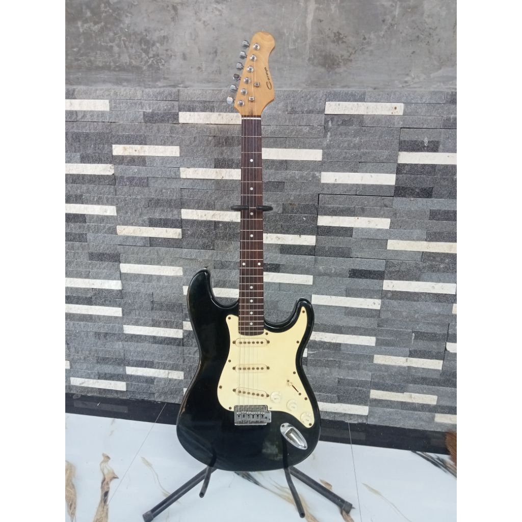 gitar caraya stratocaster original bekas