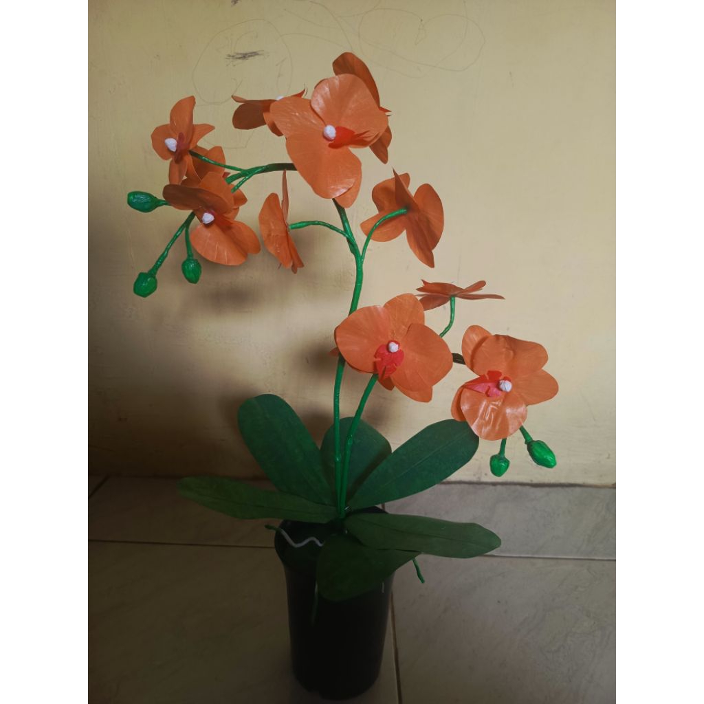 Bunga anggrek jumbo dari plastik
