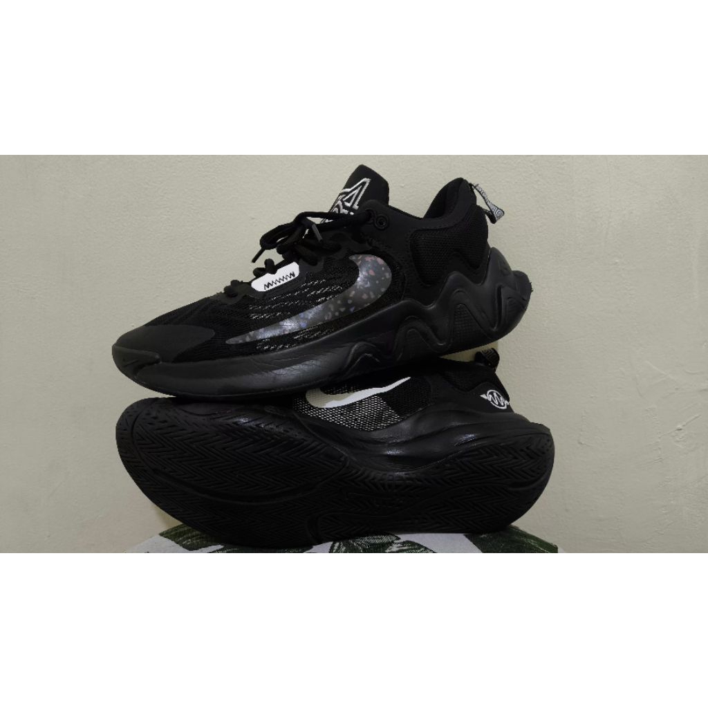 sepatu nike giannis immortality 2 sz 42 (26,5 cm)