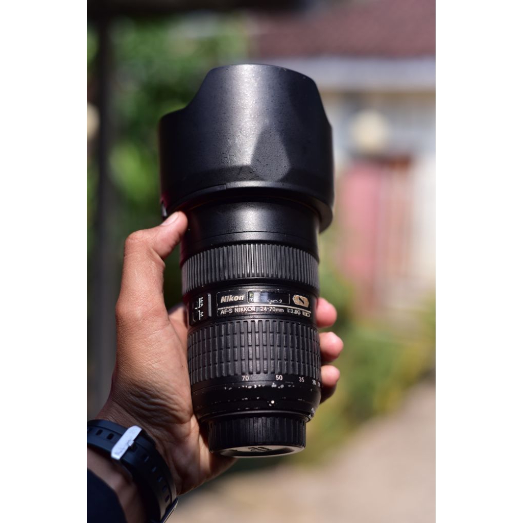 LENSA NIKON 24-70 mm F.28 ( Lensa Sapu Jagat Nikon )
