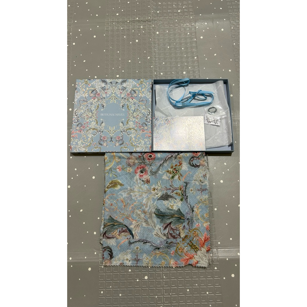 Buttonscarves Royale Grandeur - Frost