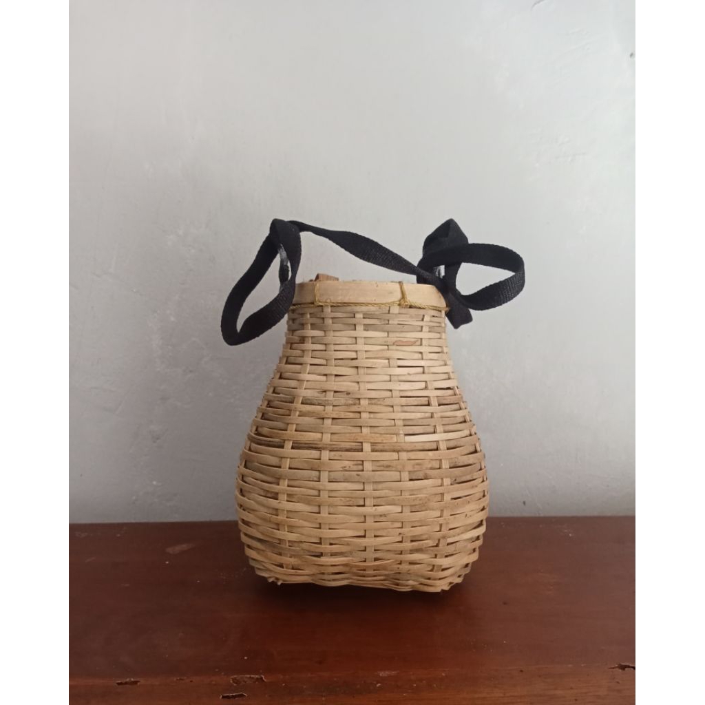 Kepis Ikan Kecil Dari Anyaman Bambu