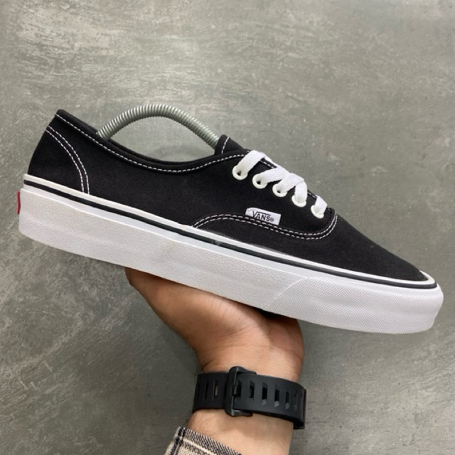 [Size 44] Vans Authentic Classic Black White Second Kondisi Mulus Nominus. Harga Baru nya 2.5 Juta R