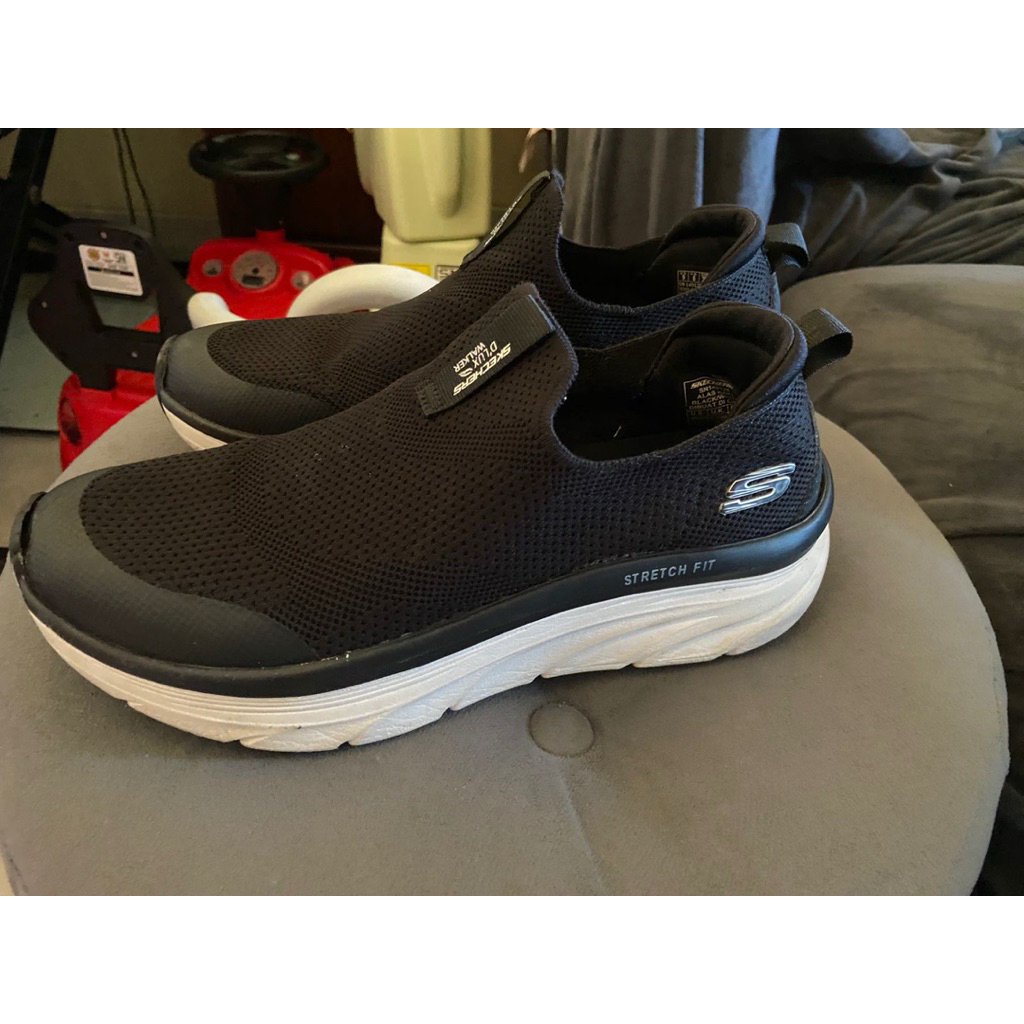 Sepatu Skechers hitam
