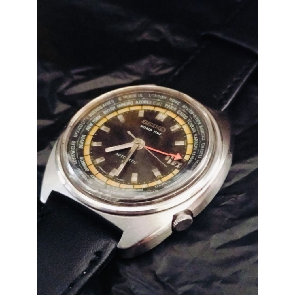 Jam tangan seiko world time