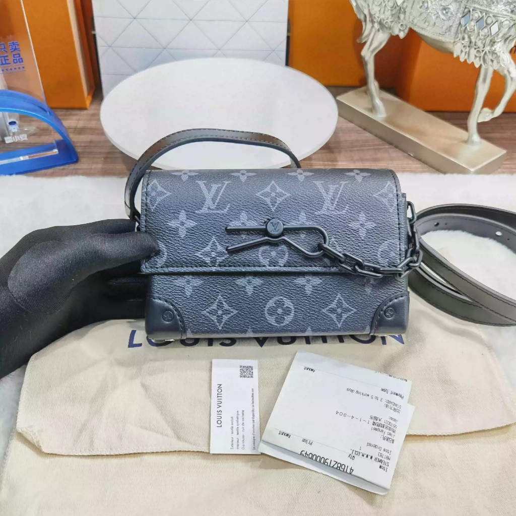 Tas pria Louis Vuitton Steamer Mini M81783 dengan desain box bag yang modern dan maskulin. Terbuat d