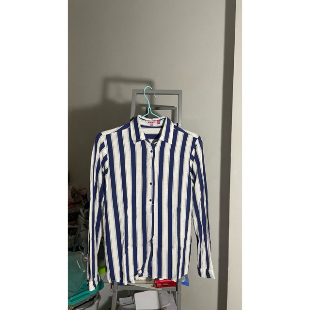 Preloved Kemeja Wanita Garis-Garis Biru Putih