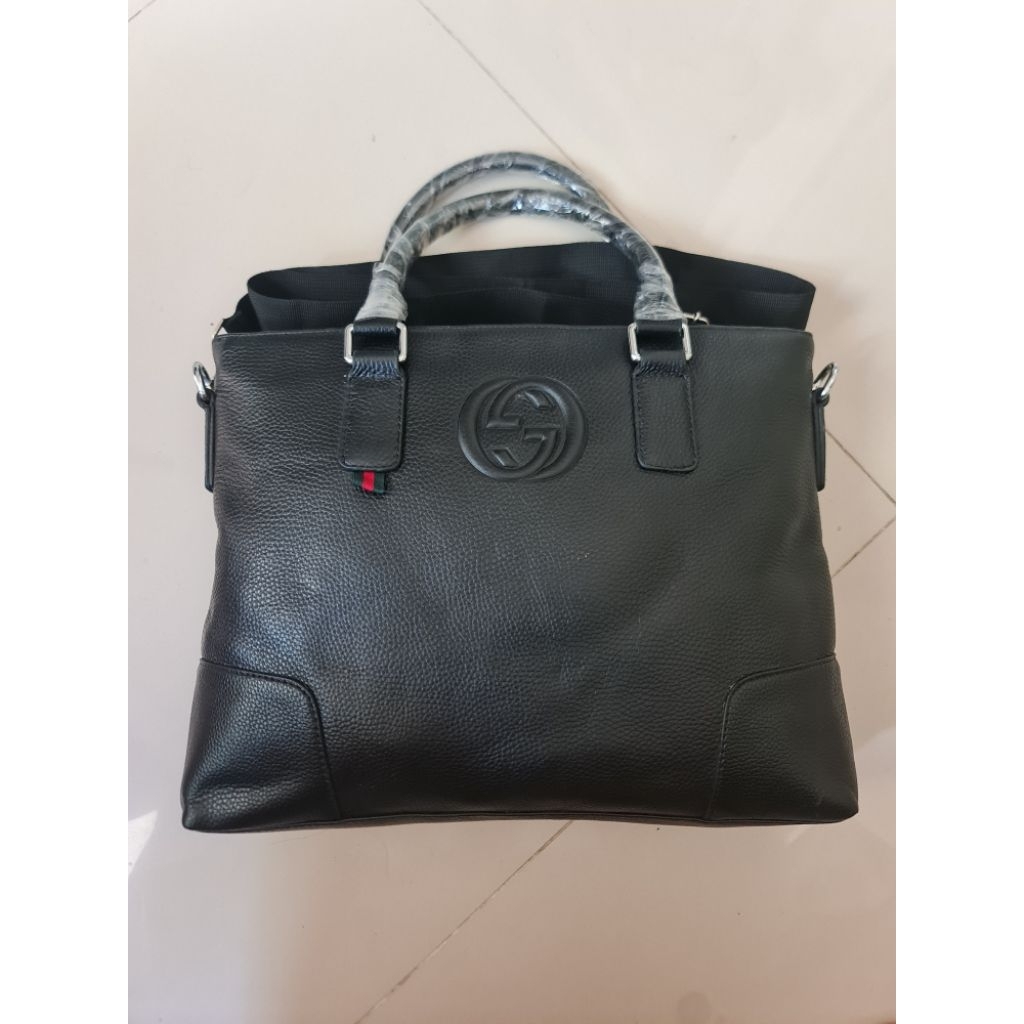 250. Gucci Black Office Bag Tas Kerja Men Pria
Preloved
Leather Kulit Asli
Muat Laptop 14 inch

Size