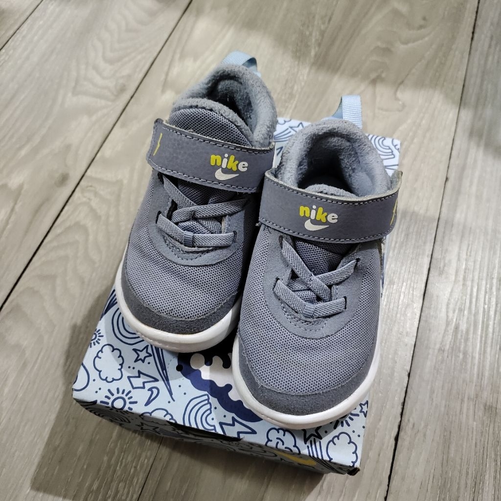 Preloved Sepatu Anak Nike Team Hustle 10 Dream