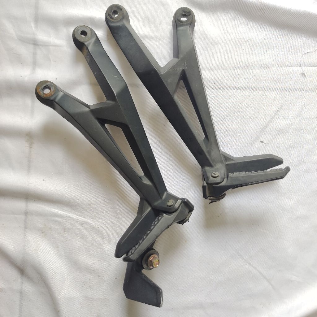 Footstep Belakang Powder Coating Assy HGP CBR250RR ORIGINAL copotan cbr 250rr