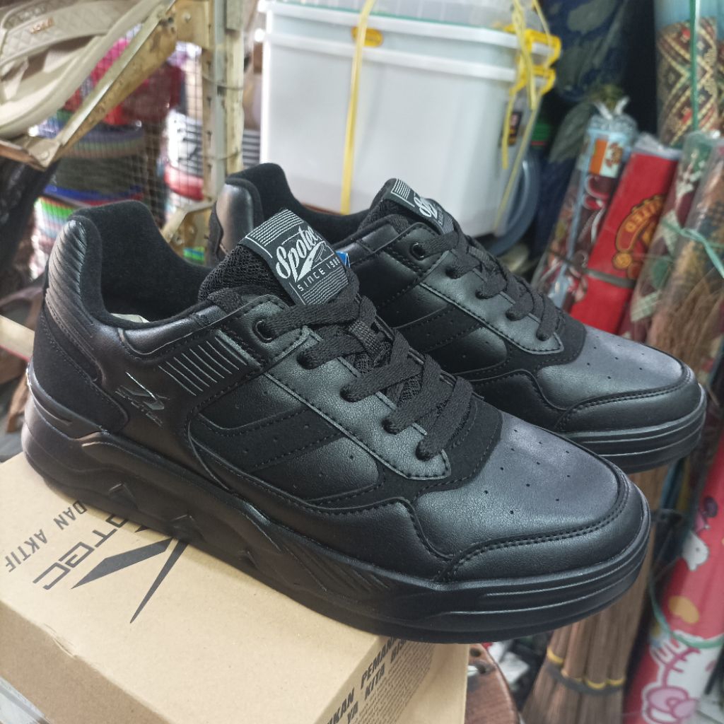 Sepatu sneakers hitam polos Spotec Arena original