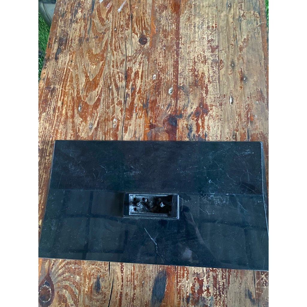 dudukan kaki (stand) untuk TV LCD
