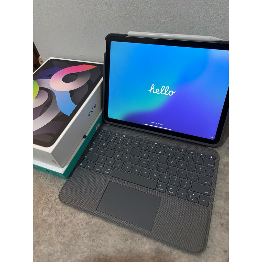 iPad Air (4th Gen) + Logitech Keyboard + Switcheasy Pen - 64gb - WIFI only - Space Gray