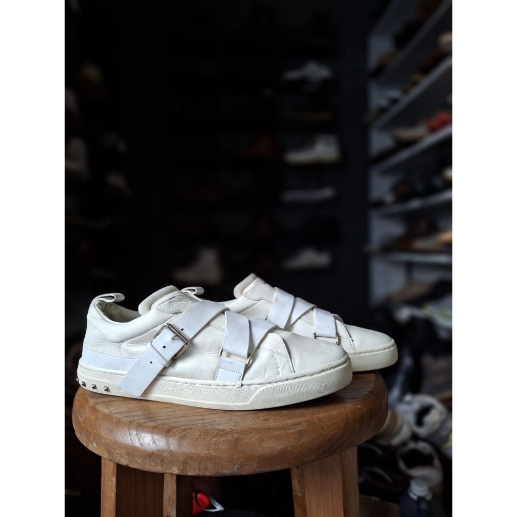 Sepatu sneakers kulit VALENTINO GARAVANI Rockstud accents size 43