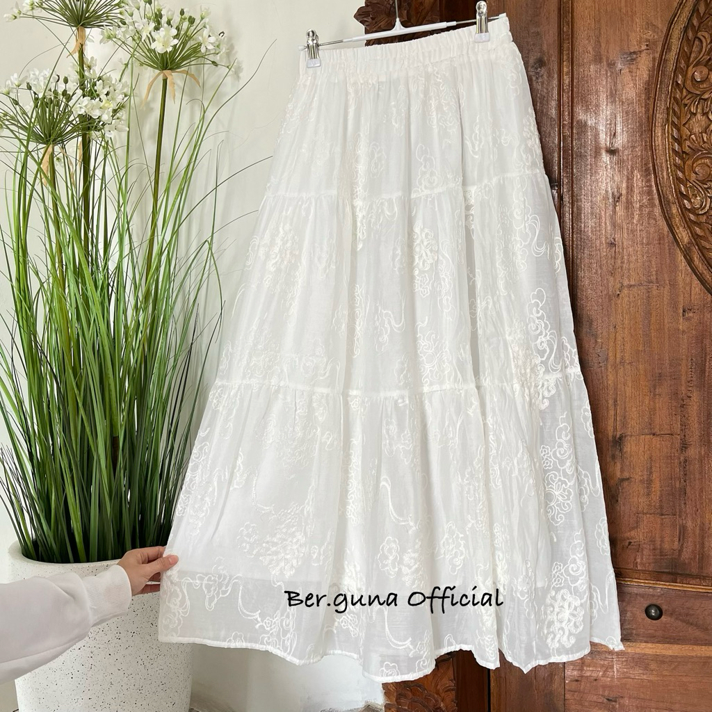 Ber.guna Risya Maxi Lace Skirt Rok Wanita