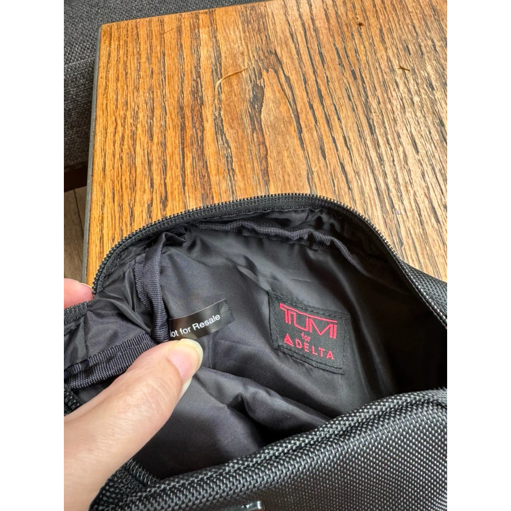 original pouch Tumiiii for delta airlines
