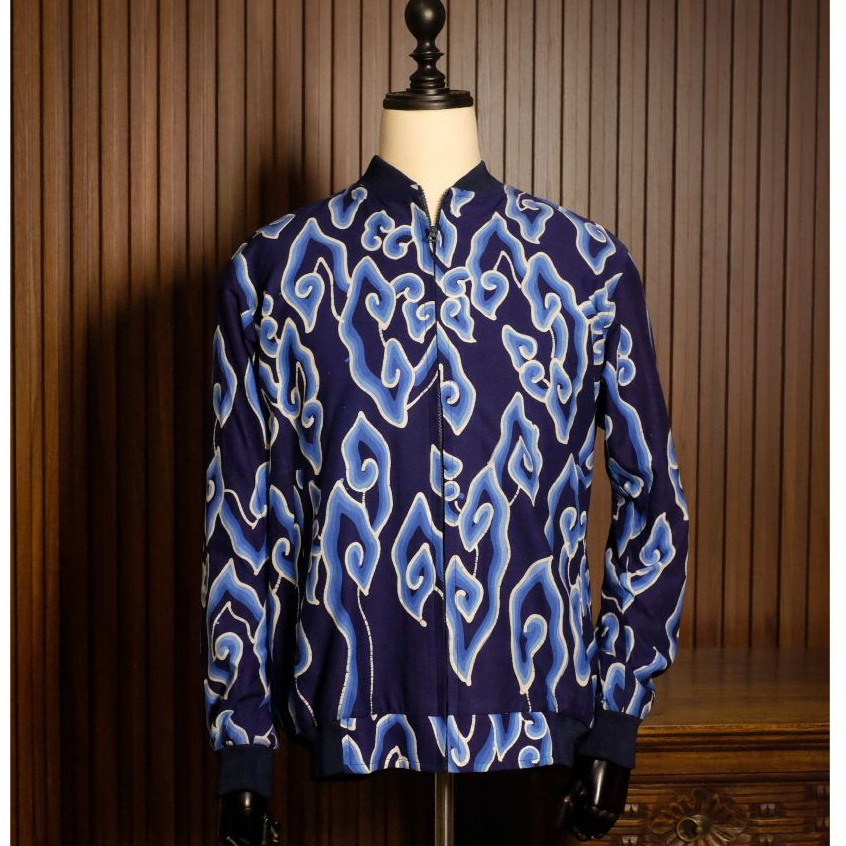 Jaket Bomber Batik Tulis Mega Mendung Soloan Biru Dongker