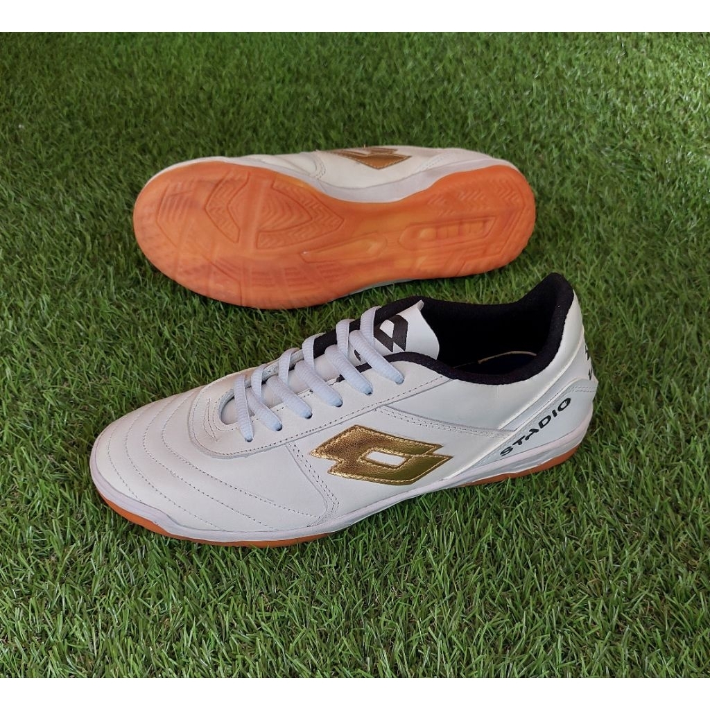 Sepatu futsal KULIT T90. SEPATU FUTSAL KULIT