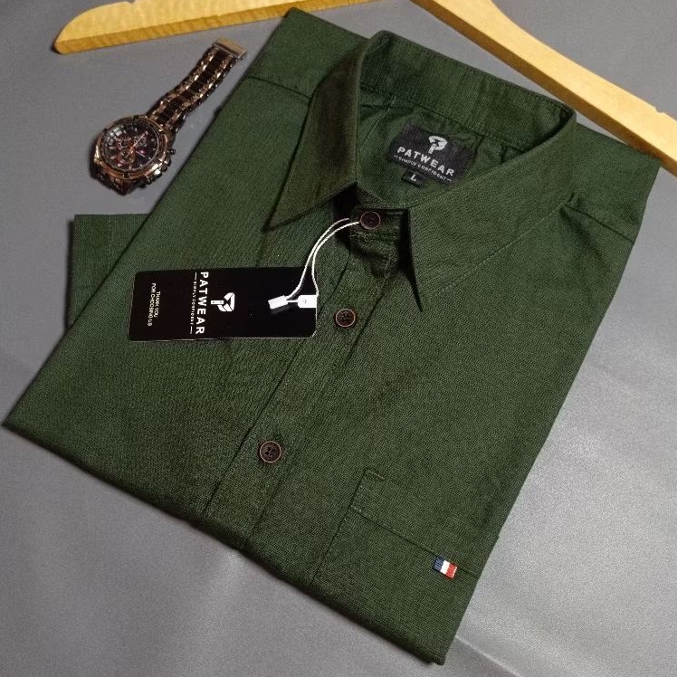 kemeja pria sigaret warna emerald lengan pendek. kemeja pria emerald lengan pendek sigaret. kemeja p