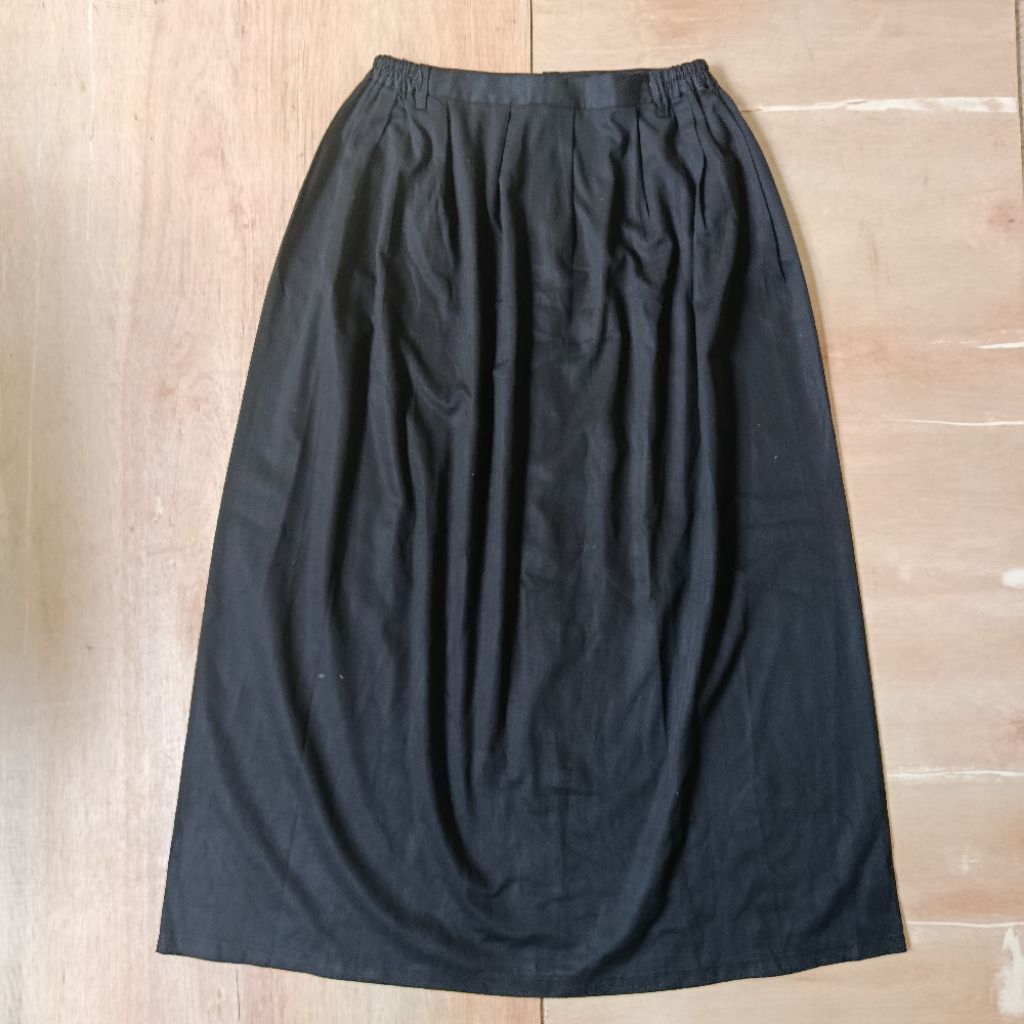 preloved rok sekolah hitam merk m-260 / fish 30