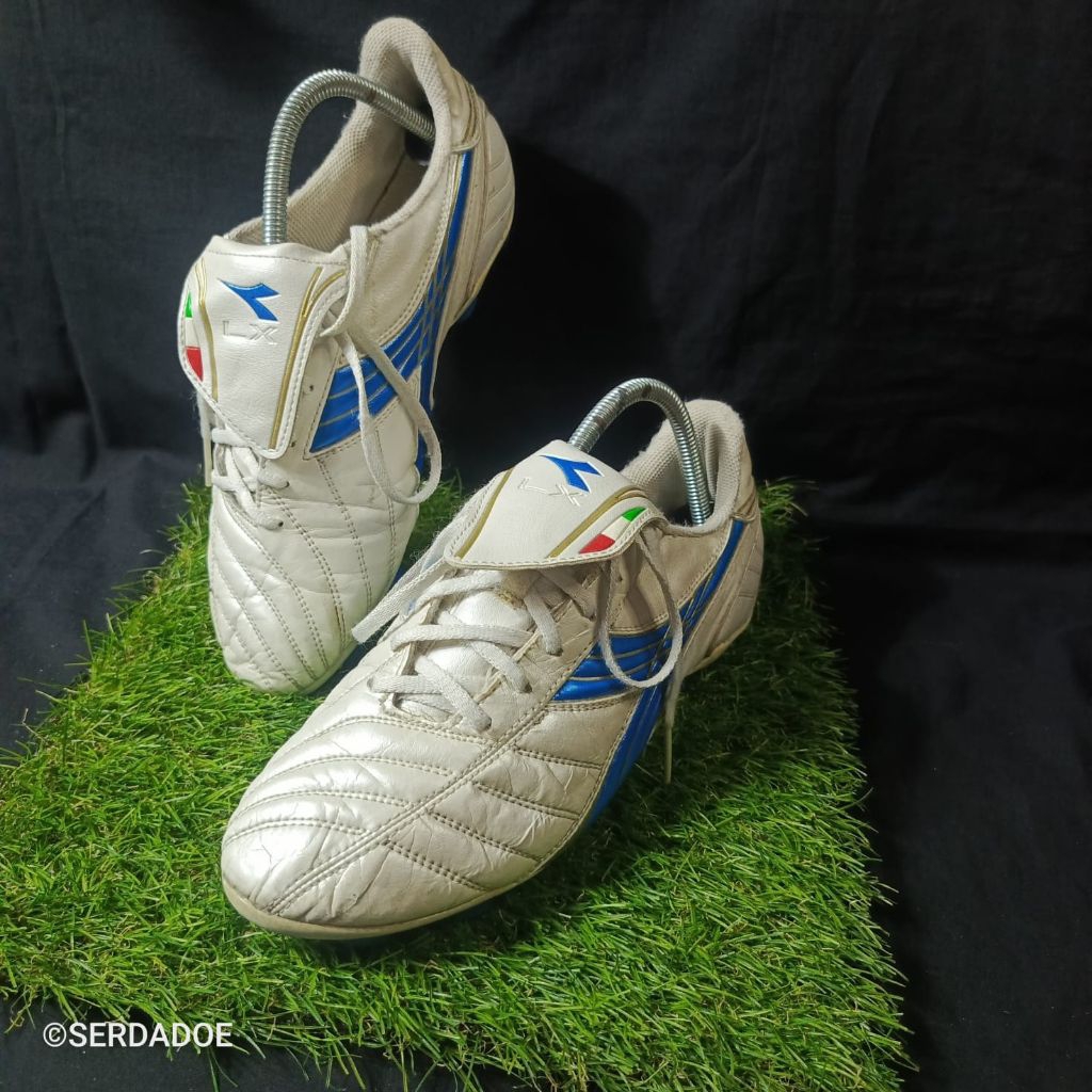 sepatu bola diadora putih