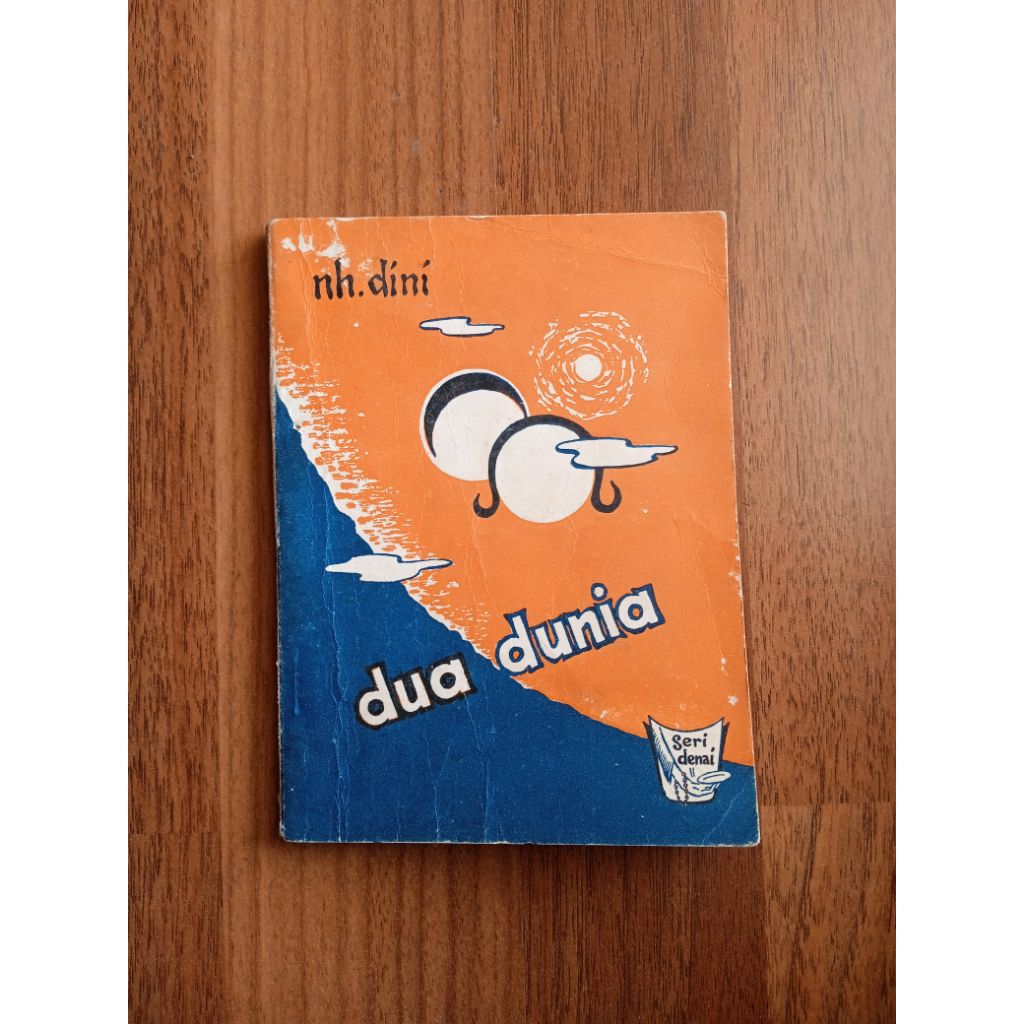 Buku bacaan dua dunia oleh nh dini