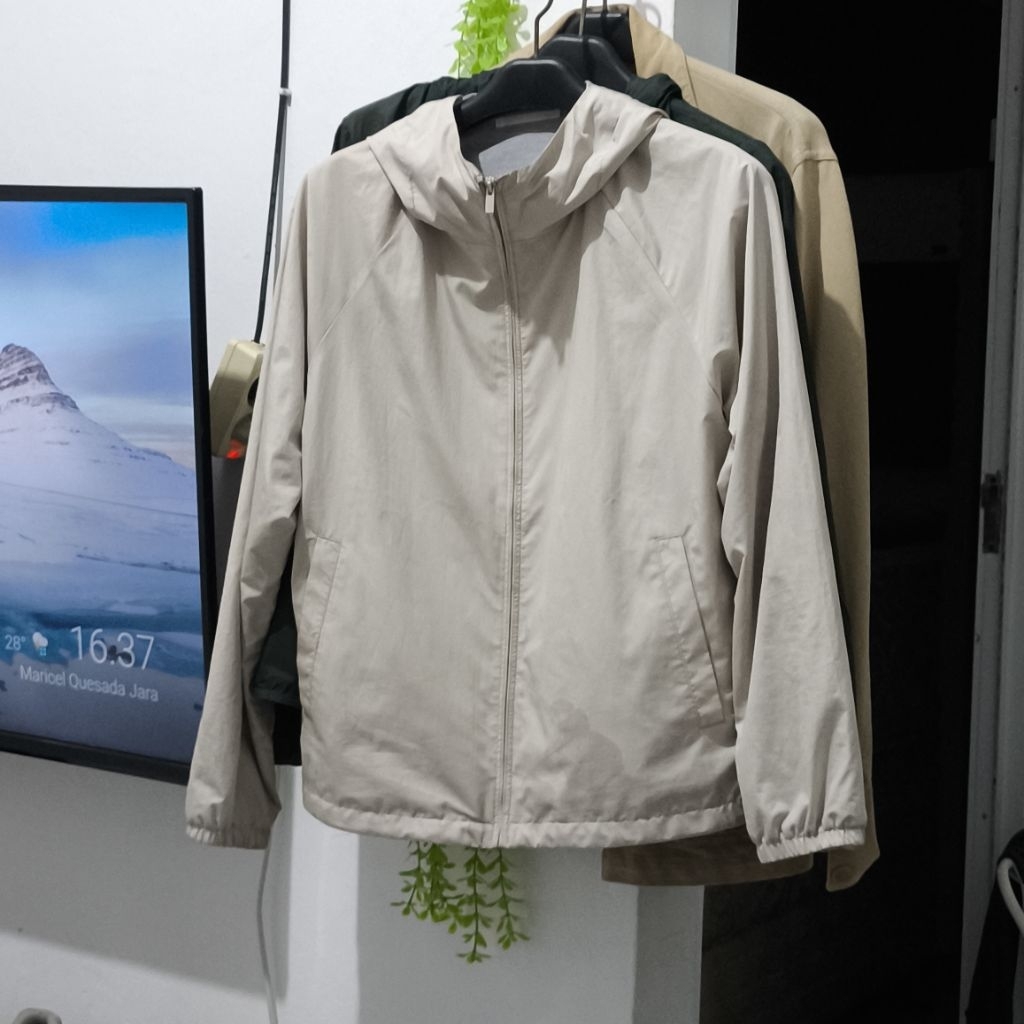 Jacket Uniqlo Women Pocketable Parka Original Beige / Cream - Size M