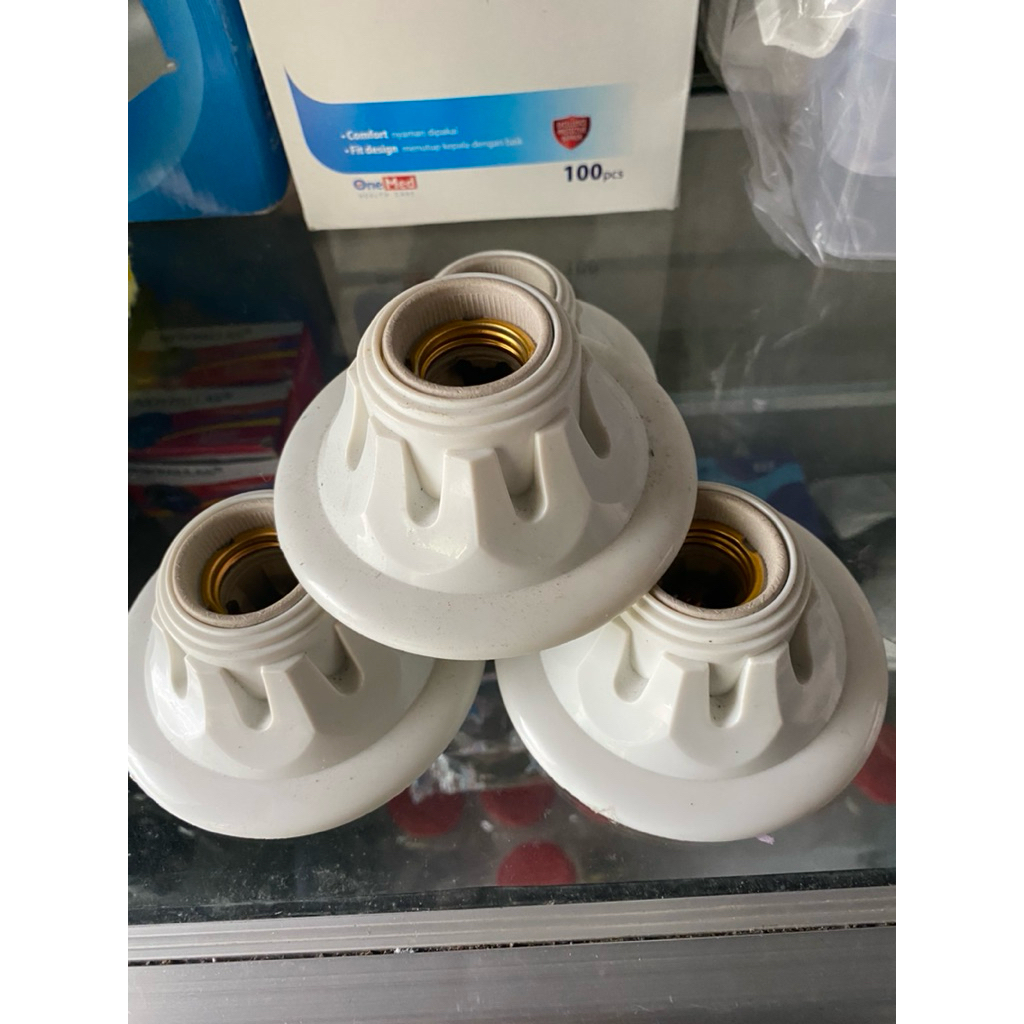 fiting lampu plafon keramik elegan